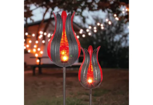 esotec Solar Blumen-Stableuchten Lilie 2er Set rot - Ø 12 und 15 cm - Gartenleuchten mit bernsteinfarbenem Licht und edlem Lilien-Design (2er-Set). Ideal für individuelle Arrangements im Garten oder auf der Terrasse, solarbetrieben und ganzjährig nutzbar.