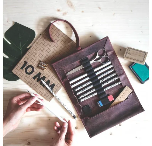 Jahn-Tasche Schreibgeräteetui Stifterolle Rost-Rot - Elegantes Federmäppchen aus robustem Büffelleder in Rost-Rot, vereint Stil und Funktionalität mit 11 Gummischlaufen für Stifte und einem offenen Steckfach – ideal für den täglichen Gebrauch.