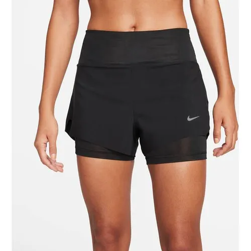 Nike SWIFT DRI FIT Funktionsshorts Damen - Schwarz mit reflektierendem Silber, Größe L - Kleidung: 2-in-1 Funktionsshorts mit Dri-FIT-Technologie für optimalen Feuchtigkeitstransport und Atmungsaktivität; ideal für sportliche Aktivitäten.