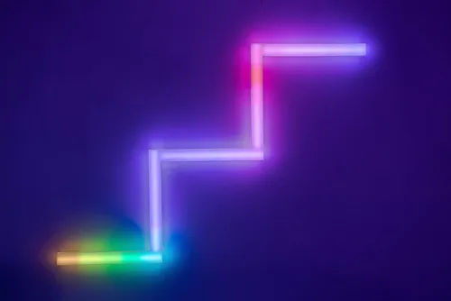 BOLD SMART Lines LED Wandleuchte Starter-Set - Modulares LED-Panels Set mit WLAN-Steuerung und 16 Millionen Farben, inklusive Musikmodul und Timerfunktion für individuelle Lichtszenen.