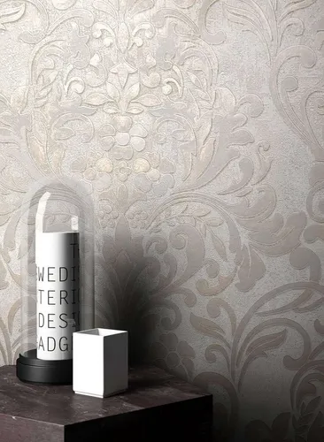 Newroom Vliestapete Beige - Barocktapete mit Glanz für stilvolle Räume - Elegante Vliestapete in Beige mit glänzendem Barockdesign, ideal für Wohnzimmer, Schlafzimmer und Küche. Wasser- und Dampfbeständig, perfekt für jeden Raum.