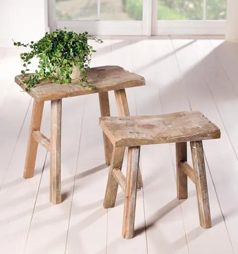 Dekoleidenschaft Holz-Hocker Rustikal im Antik Stil, 2er Set - Stilvolle Hocker aus hellbraun gekalktem Kiefernholz, ideal als Blumenständer oder Sitzgelegenheit für Kinder. Maße: 30x18x28 cm und 35x22x35 cm.