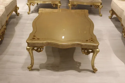 Eleganter Gold Couchtisch im Art déco Stil - Klassischer Couchtisch aus Holz in edlem Gold, perfekt für Ihr Wohnzimmer. Mit seinen kompakten Maßen von 110 x 80 cm und einer Höhe von 46 cm ist er ideal für stilvolle Akzente.
