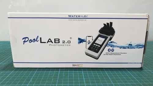 WATER-I.D. Pooltester PoolLab 2.0 - Elektronisches Photometer für präzise Wasseranalysen - Pooltester für bis zu 24 Wasserparameter, IP68 wasserfest und einfach bedienbar. Echtzeitdaten über WiFi in der App verfügbar.