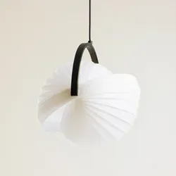 Lucande Hängeleuchte Helva - Elegante Einflammige LED-Leuchte - Hängeleuchten aus Eisen und Kunststoff, mit stilvollem schwarz-weißem Design, ideal für moderne Wohnräume.