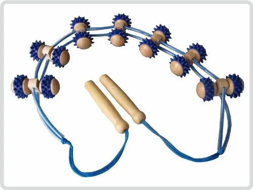 Massage-Rückenrollband mit Kunststoffnoppen 115x8cm - Sonstige Massagegeräte – Behrend Rücken-Massage-Rollband für effektive Selbstmassage, löst Verspannungen und fördert die Durchblutung dank 14 Noppenrollen und 2 praktischen Holzgriffen.