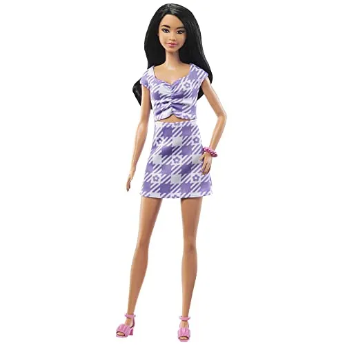 Barbie Fashionistas Puppe, Tan gewellten schwarzen Haaren, lila und weißes Kleid mit Cut-Outs, Gingham Check, rosa Schuhe, Armband, inkl Puppe, Geschenk für Kinder 3 Jahren,HJR98