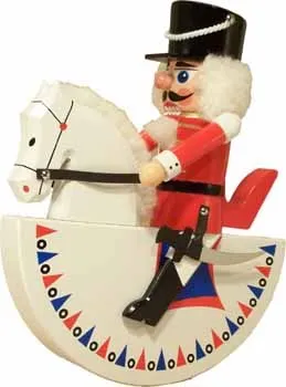 Rudolphs Schatzkiste Nussknacker Reiterlein Husar rot BxHxT 24,5x27,5x10cm NEU Weihnachten Seiffen Nutcracker Nüsse Erzgebirge Winter Dekoration Holzkunst Holz Weihnachtsmann Christmas Walnuss