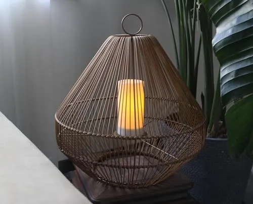 Solar Laterne mit Kerze Polyrattan - 45 cm Gartenleuchte - Außenlaterne mit Solarkerze aus Metall und Polyrattan. Schafft eine gemütliche Atmosphäre und schaltet sich dank Dämmerungssensor automatisch ein. Ideal als Tisch- oder Hängelampe, kabellos und umweltfreundlich.