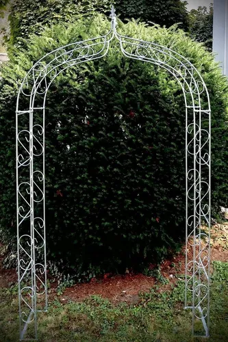 Hirsch Terracotta Rosenbogen mit Spitze aus Metall von Hirsch Terracotta