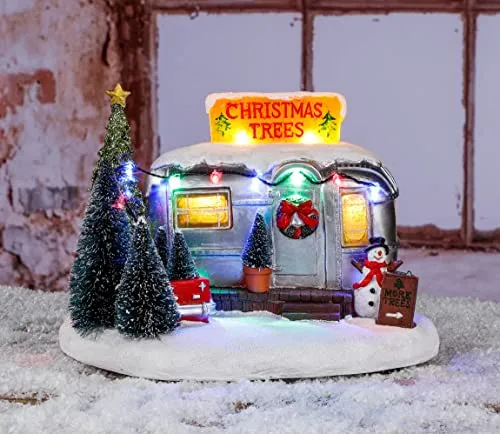 Spetebo LED Weihnachtsstadt Szene Baumverkauf 25 cm - Weihnachtlicher Zierschmuck mit 10 bunten LEDs, ideal für stimmungsvolle Tisch- oder Fensterdeko. Batteriebetrieben und mit verstecktem Batteriefach für eine saubere Optik.