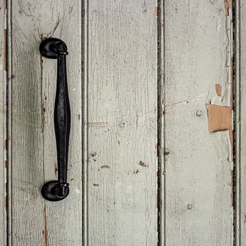 Torgriff aus Gusseisen, nostalgischer Stoßgriff in Antik-Optik - XL - Nostalgischer Stoßgriff aus robustem Gusseisen in klassischem Schwarz, ideal für Türen und Tore. Verleiht jedem Eingang einen charmanten, antiken Look.