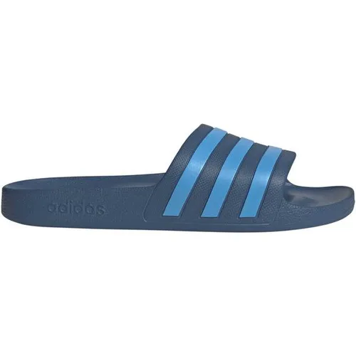 ADIDAS Herren Badeslipper Aqua adilette – Stilvoll und Bequem - Die adilette bietet perfekten Tragekomfort nach dem Sport. Ihr minimalistisches Design und die ikonischen 3-Streifen sorgen für einen modischen Look, während die weiche Dämpfung müde Füße entspannt.