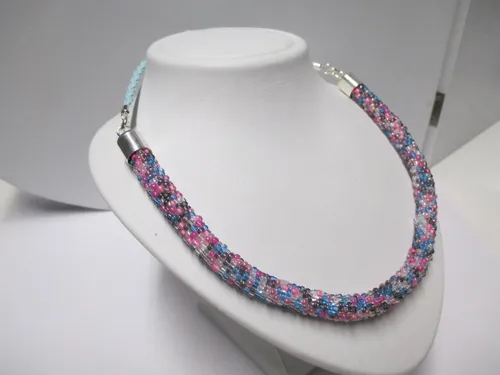 Glasperlen Mittelteil Collier mit Lederband 925/- - Halskette aus 925er Sterlingsilber mit einem stilvollen Glasperlen-Mittelteil, perfekt für einen eleganten Look.