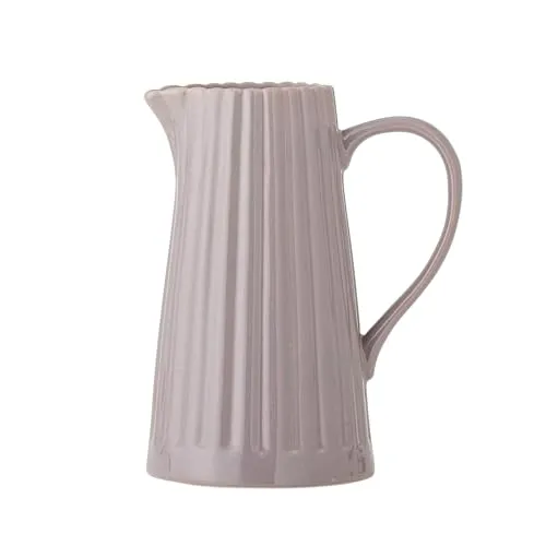 Latina Krug 1,2l – Eleganter Steingut Wasserkrug mit einzigartigem Design (Rose) - Der Latina Krug von Bloomingville ist ein stilvoller Steingutkrug mit einem Fassungsvermögen von 1,2l. Ideal für Wasser, Saft und Milch. Spülmaschinengeeignet und durch die handgefertigte Glasur einzigartig.