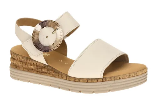Gabor Genua Keilsandalette mit Zierschnalle - Beige, G-Weite 35 EU - Modische Keilsandalette für den Sommer mit 5 cm Absatzhöhe und komfortabler G-Weite. Das Glattleder und die dekorative Zierschnalle machen sie zum perfekten Begleiter für warme Tage.