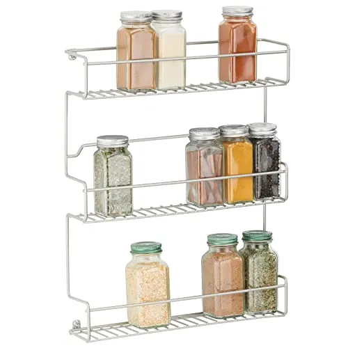 mDesign Gewürzregal Organizer selbstklebend - Metall in Silber - Cleveres 3-stufiges Gewürzregal von mDesign für Ordnung in der Küche. Robust, rostbeständig und platzsparend, mit flexibler Montageoption für Ihre Gewürze.