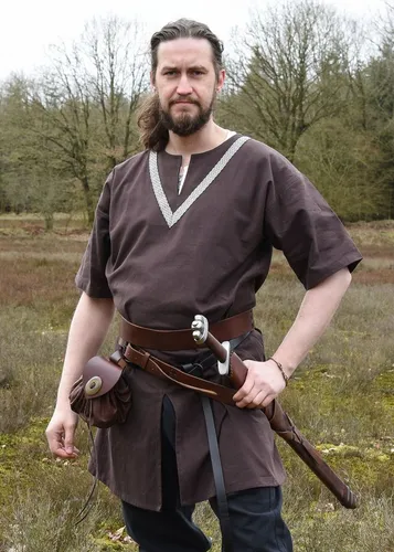 Battle Merchant Mittelalter-Tunika Ailrik, kurzarm, braun, Gr. L - Mittelalter-Kostüm Tunika Ailrik, ideal für authentische Darstellungen, gefertigt aus 100% Baumwolle mit historischer Borte und praktischem Schlitz für Reiter.