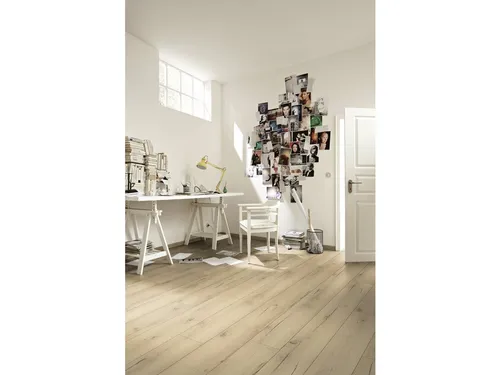 Meister Laminat Risseiche hell 6258 LC 55 Landhausdiele, 12 St. - Hochstrapazierfähiges Meister Laminat LC 55 mit edler Risseiche-Optik. Pflegeleicht und ideal für stark beanspruchte Wohnräume. Dank Multiclic®-System einfach zu verlegen und sorgt für ein harmonisches Raumgefühl.
