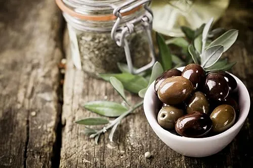 Queence | Küchen Spritzschutz Oliven 60x40x0,3 cm | Küchenrückwand | Alu-DiBond | Fliesenschutz für den Herd und Spüle | Küchenfliesen | Fliesenspiegel | Rückwand