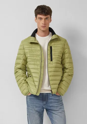 s.Oliver Sportive Steppjacke mit Stehkragen und Innentasche - Die stylische Steppjacke bietet zuverlässige Wärme und einen sportlichen Look. Mit praktischen Taschen und gepolsterter Füllung ist sie ideal für kühlere Tage – perfekt für Alltag und Freizeit.