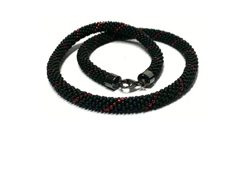 Halskette aus gehäkelten Glasperlen mit 925er Silberverschluss - Elegante Halskette aus handgefertigten Glasperlen. Der geschwärzte 925er Silberverschluss sorgt für einen stilvollen Akzent und macht jedes Outfit besonders.