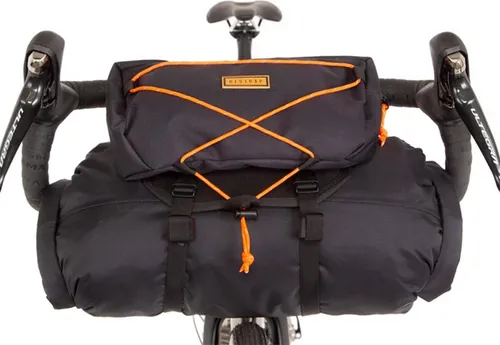 Restrap Bar Bag mit Packsack und Food Pouch 17 - Wasserdichte Lenkertasche mit 17 l Volumen, ideal für Bikepacking-Abenteuer. Hergestellt aus robustem, PU-beschichtetem Polyamid für maximale Haltbarkeit.