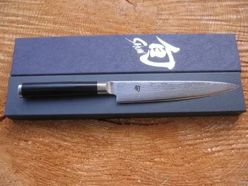 KAI Shun Officemesser DM-0700 - Küchenmesser aus 32-Lagen Damaszenerstahl, ideal für präzises Schneiden mit einer Klingenlänge von 9 cm und einer Härte von 61 HRC, perfekt für anspruchsvolle Küchenliebhaber.