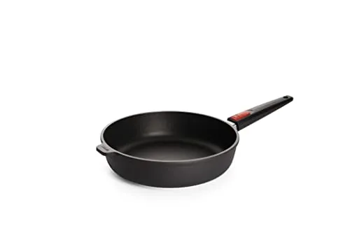 Woll Nowo Titanum Hochrandpfanne 28 cm - Induktiv, abnehmbarer Stiel - Hochwertige Pfanne für alle Herdarten mit herausragender Antihaftversiegelung für fettfreies Kochen. Extra hoher Rand für Schmorgerichte und ofenfest bis 260 °C. Handgemacht in Deutschland.