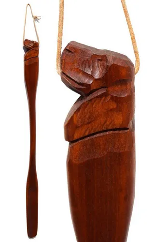 Schuhanzieher Schuhlöffel Holz Hund 70 cm XXL dunkelbraun - Ergonomischer Schuhlöffel aus handgeschnitztem Holz mit Dackel-Motiv, ideal für Hundeliebhaber und traditionelle Handwerkskunst seit 1835.