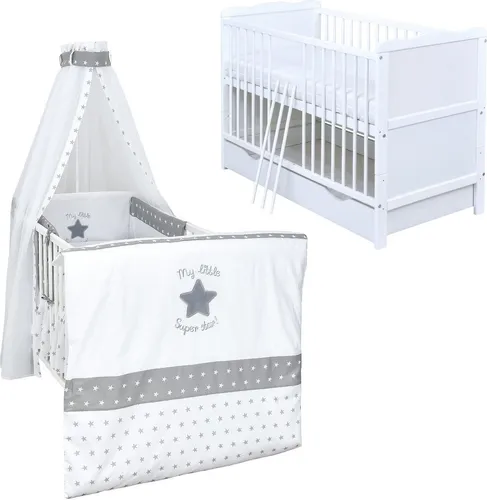 Baby-Delux Babybett Jack 140×70 weiß mit Schublade und Bettwäsche-Set - Das Babybett Jack 140 x 70 in Weiß überzeugt mit stabiler Verarbeitung aus massivem Kiefernholz. Inklusive praktischer Schublade und einem kompletten Bettwäsche-Set mit süßer Stickerei. Ideal für die ersten Jahre Ihres Kindes.
