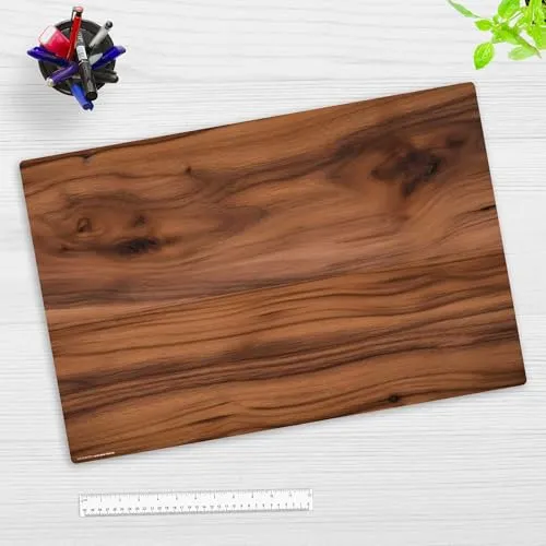 Schreibtischunterlage Nussbaum Holz - 60 x 40 cm - Hochwertiges Vinyl - Made in Germany - Entdecke unsere stilvolle Schreibtischunterlage in Nussbaum-Optik! Mit 1,6 mm dickem, strapazierfähigem Vinyl bietet sie optimalen Schutz vor Kratzern und ist leicht zu reinigen. Ideal für Kinder und Erwachsene im Homeoffice oder Büro.