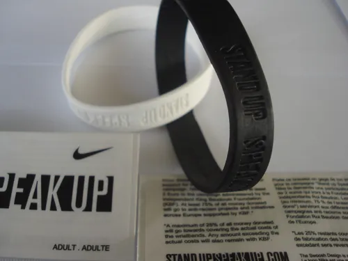 Sag NEIN zu RASSISMUS Original NIKE STAND UP SPEAK UP Armbänder schwarz und weiß