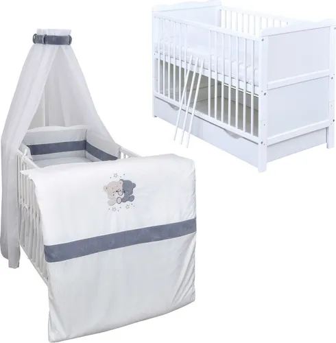 Baby-Delux Babybett Jack 140×70 in Weiß mit Schublade und Bettwäsche-Set - Das Babybett Jack 140x70 in Weiß bietet mit Schublade und einem kompletten Bettwäsche-Set höchsten Komfort. Mit stabiler Kiefernholz-Konstruktion, 3-fach höhenverstellbarem Lattenrost und umbaubar zum Juniorbett ist es ideal für wachsende Kinder.