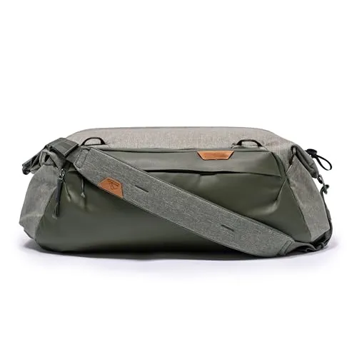 Peak Design Travel Duffel 35L Salbeigrün - Vielseitige Reisetasche - Reisetasche mit 35L Volumen, wetterfest und 100% recyceltem Nylon, bietet komfortable Tragemöglichkeiten und viel Stauraum für Ordnung unterwegs.