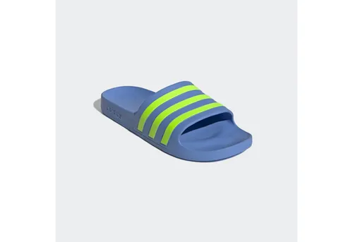 ADIDAS Herren Badeslipper Aqua adilette - Stilvoller Komfort - Badeschuhe mit weicher Dämpfung, ideal für Schwimmbadbesuche. Der adidas Signature-Style mit 3-Streifen sorgt für einen modischen Look.