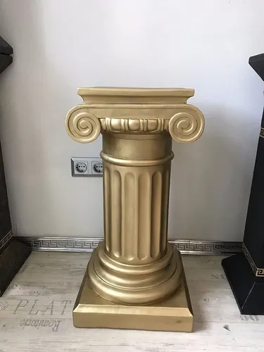 Säule Mäander Style Dekosäule 100cm - Handbemalte Dekosäule im antiken Stil, ideal als Blumensäule oder Ablage. Verleihe deinem Raum einen eleganten Akzent mit diesem einzigartigen Unikat aus Europa. Maße: 37 x 37 x 100 cm.