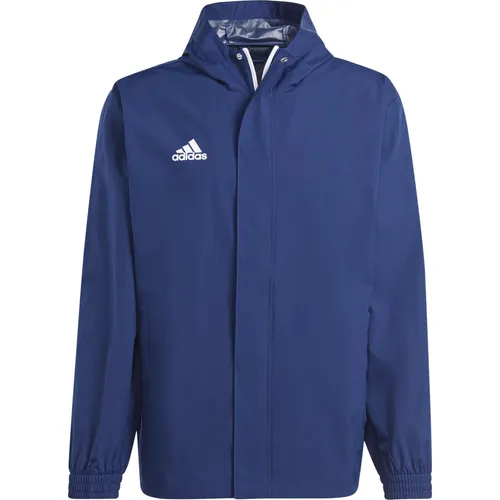 Adidas ENTRADA 22 ALLWETTERJACKE - Blau für jede Jahreszeit - Jacken für Fußballer, ideal bei jedem Wetter. Die Kapuze und elastischen Bündchen sorgen für Wärme, während Reißverschlusstaschen deine Essentials sicher verstauen.