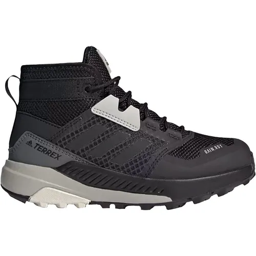 Adidas TERREX Trailmaker Mid RAIN.RDY Kinder - Schwarz, wasserdicht und robust - Wanderschuhe für Kinder, ideal für Outdoor-Abenteuer. Mit RAIN.RDY-Technologie bleiben die Füße trocken und warm, während die strapazierfähige Sohle exzellenten Grip bietet.