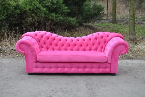 Dreisitzer Design Couch Chesterfield Rosa – Stilvolles Sofa für Ihr Zuhause - Elegante 3-Sitzer Couch in Rosa mit modernem Chesterfield-Design. Ideal für den Wohnbereich, bietet Komfort und Stil. Hochwertige Verarbeitung und praktische Bettfunktion.