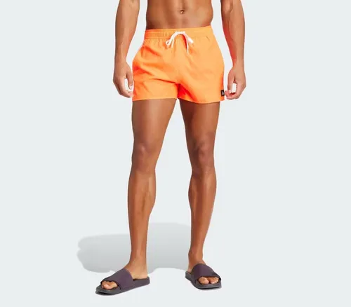 adidas Herren 3-Stripes CLX Very-Short-Length Swim Shorts - Badehosen in Solar Red, mit umweltfreundlichem, wasserabweisendem Finish und praktischem Mesh-Innenslip für optimalen Tragekomfort beim Schwimmen.