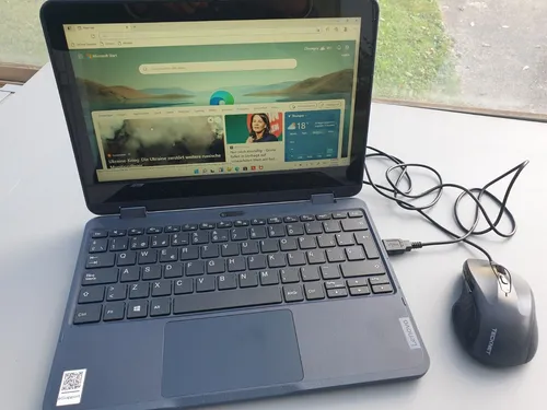 Produktbild Lenovo Notebook 300W Gen 3 128GB SSD AMD 3015e 4GB RAM 11.6