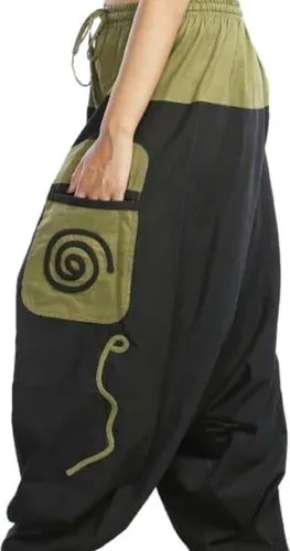 Aladinhose Simandra Herren Freizeithose schwarz-grün S/M - Bequeme Haremshose Simandra im Aladin Style für Herren. Mit breitem Dehnbund, regulierbarem Bindeband und elastischem Bündchen am Beinabschluss. Ideal für entspannte Freizeitaktivitäten, aus 100% Baumwolle und Fair Trade gefertigt.