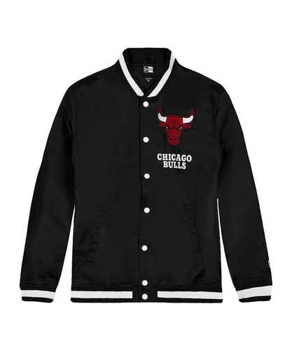 New Era Chicago Bulls Logo Varsity Jacke - Funktionsjacke aus 100% Nylon, ideal für Sport und Freizeit, mit coolem Chicago Bulls Logo und stylischem Design in Schwarz.