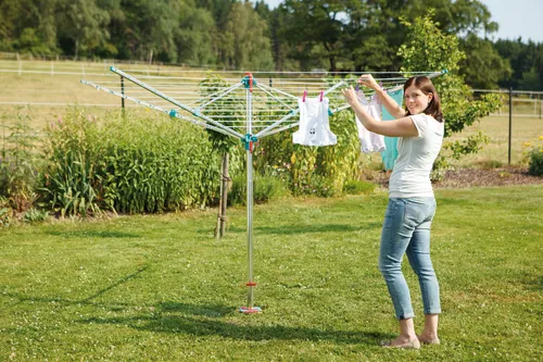 Blome Wäschespinne Medium Plus - 81060 - Wäscheständer mit 60 m Leinenlänge, einziehbar und ideal für den Außenbereich. Robuste Konstruktion aus Kunststoff und Metall für lange Haltbarkeit.