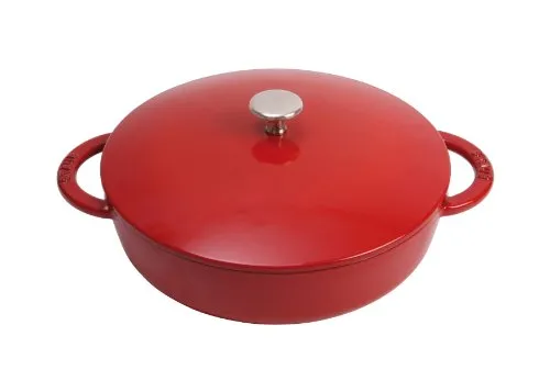 Staub Schmortopf Kochtopf Bräter 28 cm in Kirsche - Bräter aus hochwertigem Eisenguss mit 3,7 l Kapazität, ideal für gesundes Kochen ohne Fett. Emaillierte Oberfläche für alle Herdarten, inklusive Induktion, und perfekt zum Servieren am Tisch.