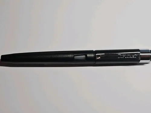 Diplomat Füller Magnum - Ergonomischer Kolben- und Patronenfüller - Füller für Links- und Rechtshänder, elegantes Design in rabenschwarz, mit Sichtfenster zur Tintenstandkontrolle und ergonomischer Griffzone. Made in Germany.