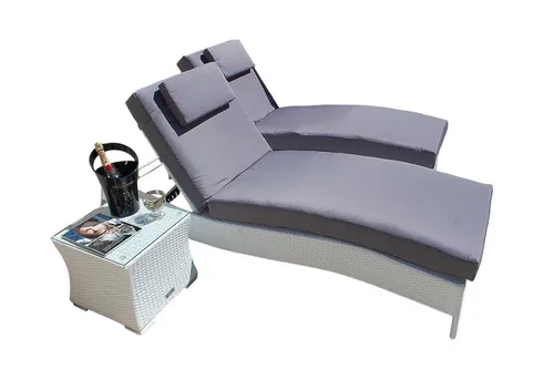 Ragnarök-Möbeldesign PolyRattan Sonnenliege - Hochwertige Gartenmöbel mit 8 Jahren UV-Garantie - Entdecken Sie die stilvolle PolyRattan Sonnenliege von Ragnarök-Möbeldesign. Mit 8 Jahren Garantie auf UV-Beständigkeit und einer Belastbarkeit von 180 kg ist diese Liege ideal für entspannte Stunden im Garten. Inklusive Tisch mit Glasplatte.