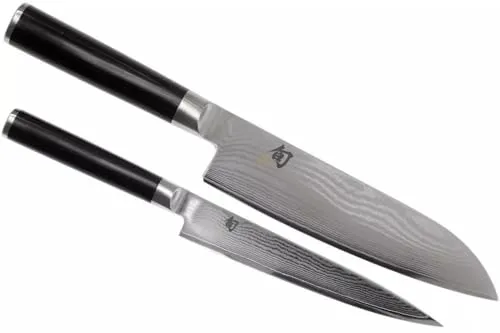 KAI Shun Classic Kochmesser Set 2er - Santoku & Allzweckmesser - Küchenmessersets, traditionell geschmiedet aus 32 Lagen Damaszenerstahl für unübertroffene Schärfe und Langlebigkeit. Ergonomischer Pakkaholzgriff für präzises Arbeiten.