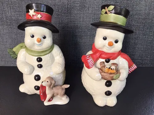 Goebel Schneemann - Fröhlicher Winterfreund Jahres-Edition 2023 - Nussknacker mit fröhlichem Winterfreund-Motiv, 22 cm hoch, ein buntes Deko-Highlight für Ihr Zuhause in der Winterzeit.